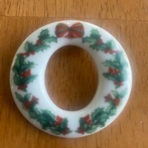 SPODE HAND CRAFTED PORCELAIN HOLLYBERRY CHRISTMAS WREATH BROACH